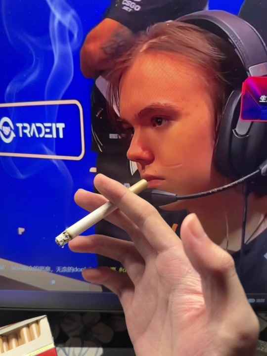 从LPL成立至今，综合票数最高的10位选手获得“LPL十周年十大选手”荣誉称号